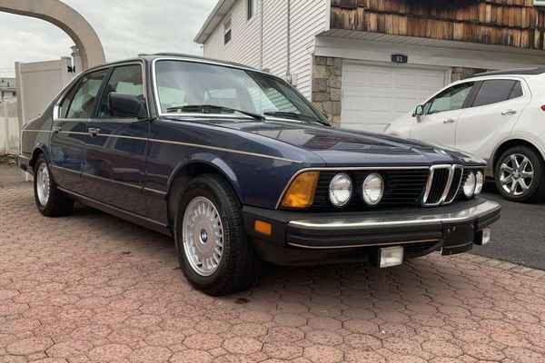32летнюю BMW 7 Series продают по цене нового Логана  