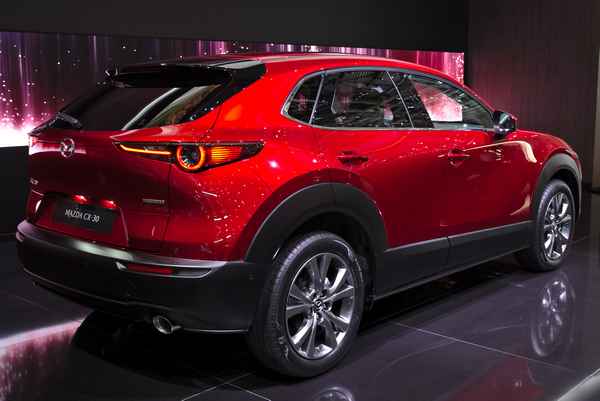 Tesla Model 3 против Mazda CX30: необычное сравнение  