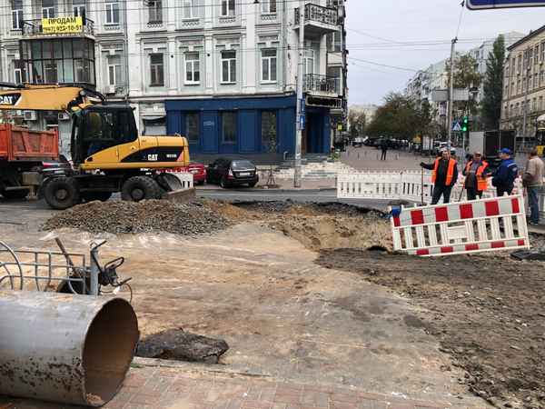В центре Киева вновь провалился асфальт  