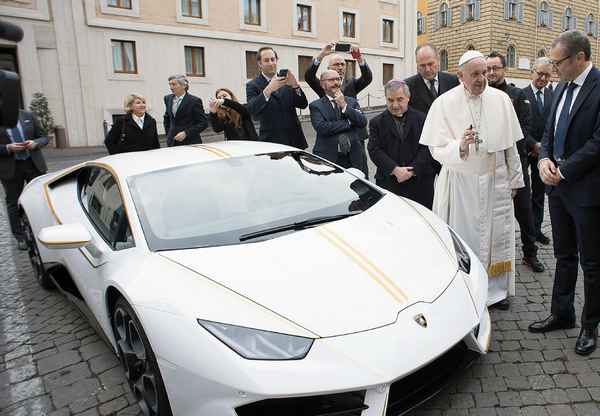 Папе Римскому подарили шеститонный автомобиль   