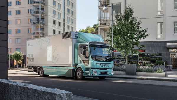 Volvo Trucks начинает продажи электрогрузовиков для городских нужд  