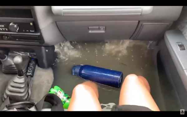 Суровый Toyota Land Cruiser едет даже с затопленным салоном (видео)  