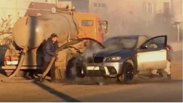 Загоревшийся BMW X6 спасли с помощью ассенизатора (видео)  