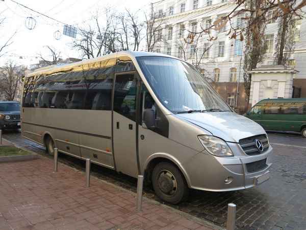Автобус из нержавеющей стали на украинских дорогах (видео)  