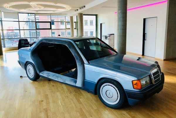 Старому Mercedes 190 нашли очень необычное применение в офисе  