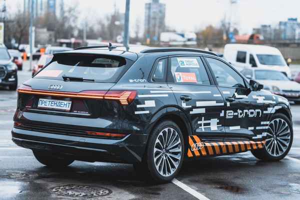 Автомобиль года в Украине 2020: премиальный электромобиль Audi etron  
