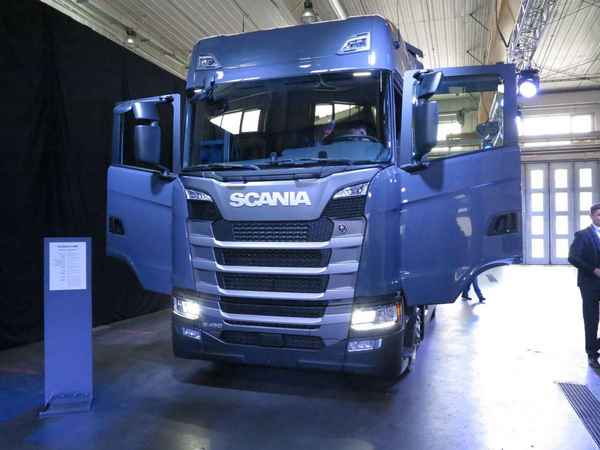 Тягач Scania и MercedesBenz SClass  интересная комбинация  