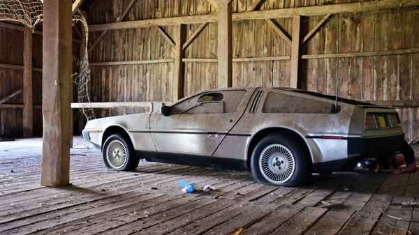 Легендарное авто из фильма «Назад в будущее» нашли в старом гараже  