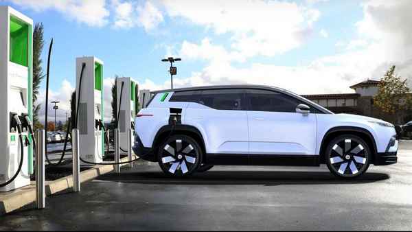 Новый конкурент Tesla Model Y: нестандартный дизайн и солнечные батареи  
