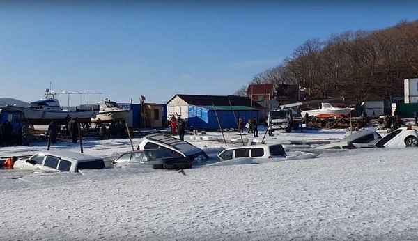 Десятки машин в мгновение ока провалились под лед (видео)  