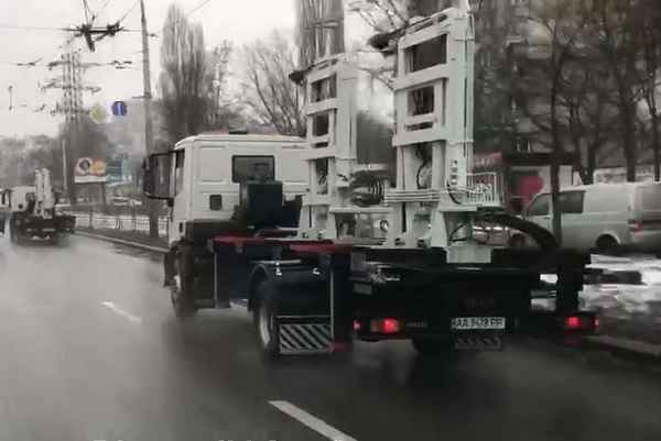 В Киеве появились сверхбыстрые эвакуаторы (видео)  