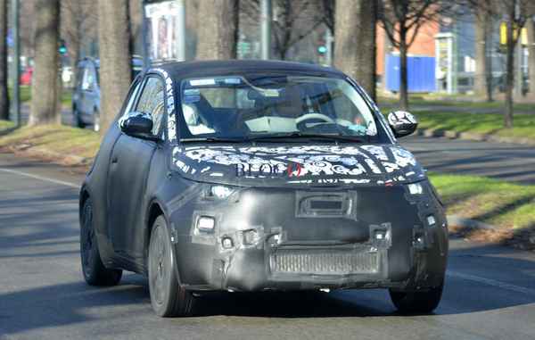Электрический Fiat 500 впервые замечен в серийном кузове  