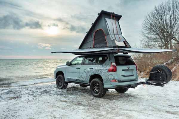Новый внедорожник Lexus: палатка на крыше и откидная скамейка   