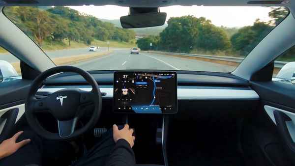 Новейший электромобиль Tesla появится на дорогах раньше времени  