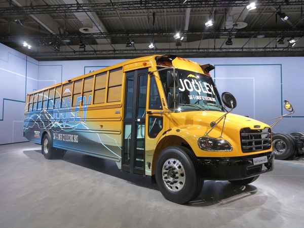 Daimler выводит школьные автобусы на электротяге  