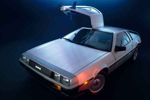 Назад в будущее: легендарный DeLorean DMC12 вернут на конвейер  