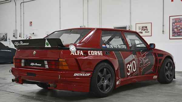Редкий 400сильный седан Alfa Romeo уйдет с молотка  