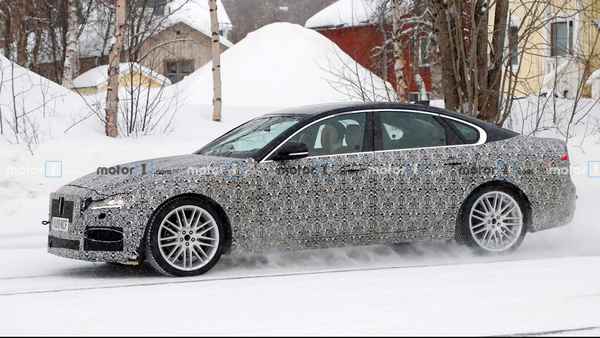 Обновленный Jaguar XF заметили на тестах  