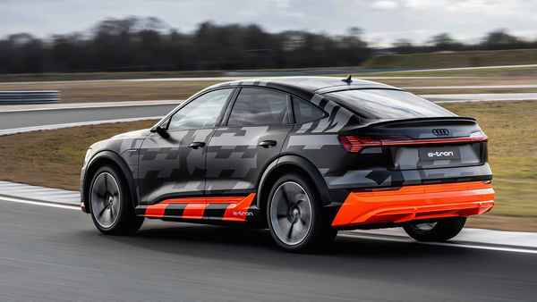 Электрокроссовер Audi etron получил третий мотор  