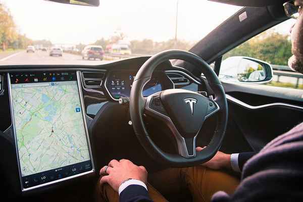 Как убивает автопилот: Tesla обвинили в несовершенстве автономных систем  