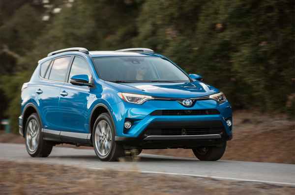 Toyota RAV4 снова обошла Kia Sportage и Renault Duster: статистика продаж  