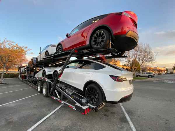 Tesla обогнала время: новый кроссовер уже вышел и едет к клиентам  