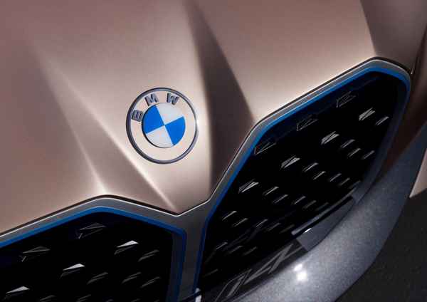 BMW впервые за четверть века сменил логотип  