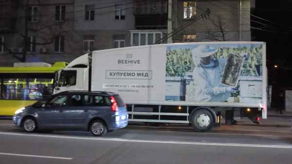 Просто фантастика – грузовик для перевозки меда в Украине (видео)  