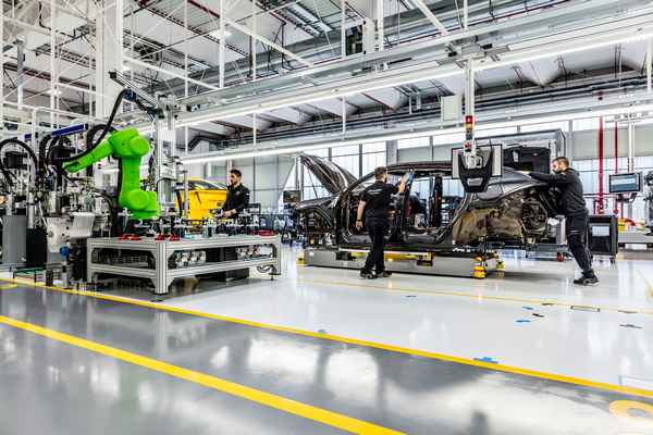 Lamborghini на карантине: производитель останавливает работу завода  
