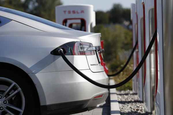 Бензин серьезно подешевеет изза кризиса, но это не остановит электромобили  