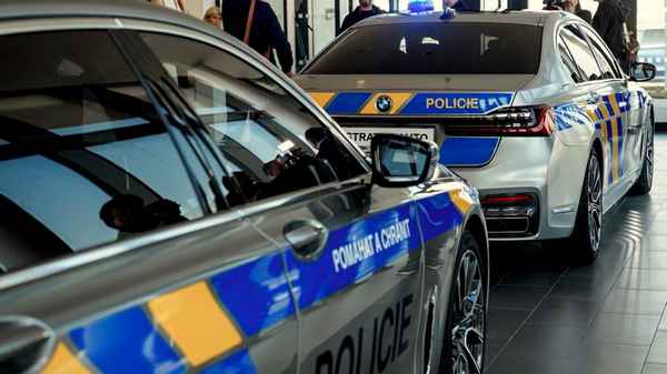 Компания BMW показала полицейские модели 745Le xDrive  
