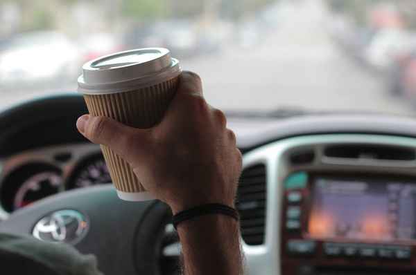 Как ГИБДД реагирует на водителей, пьющих кофе за рулем  