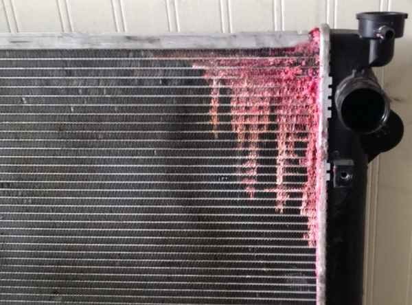 Как устранить течь радиатора охлаждения  